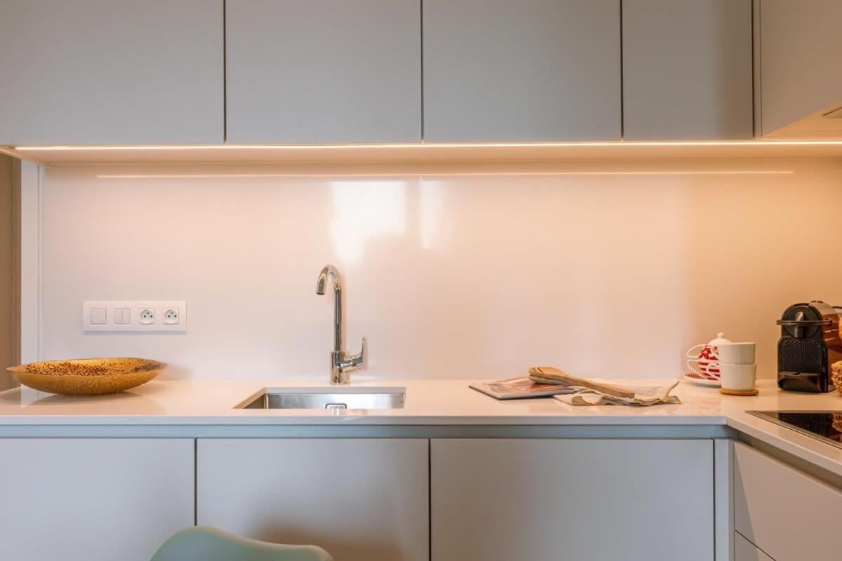 Huswell - Modern In A New Near The Sea Apartment